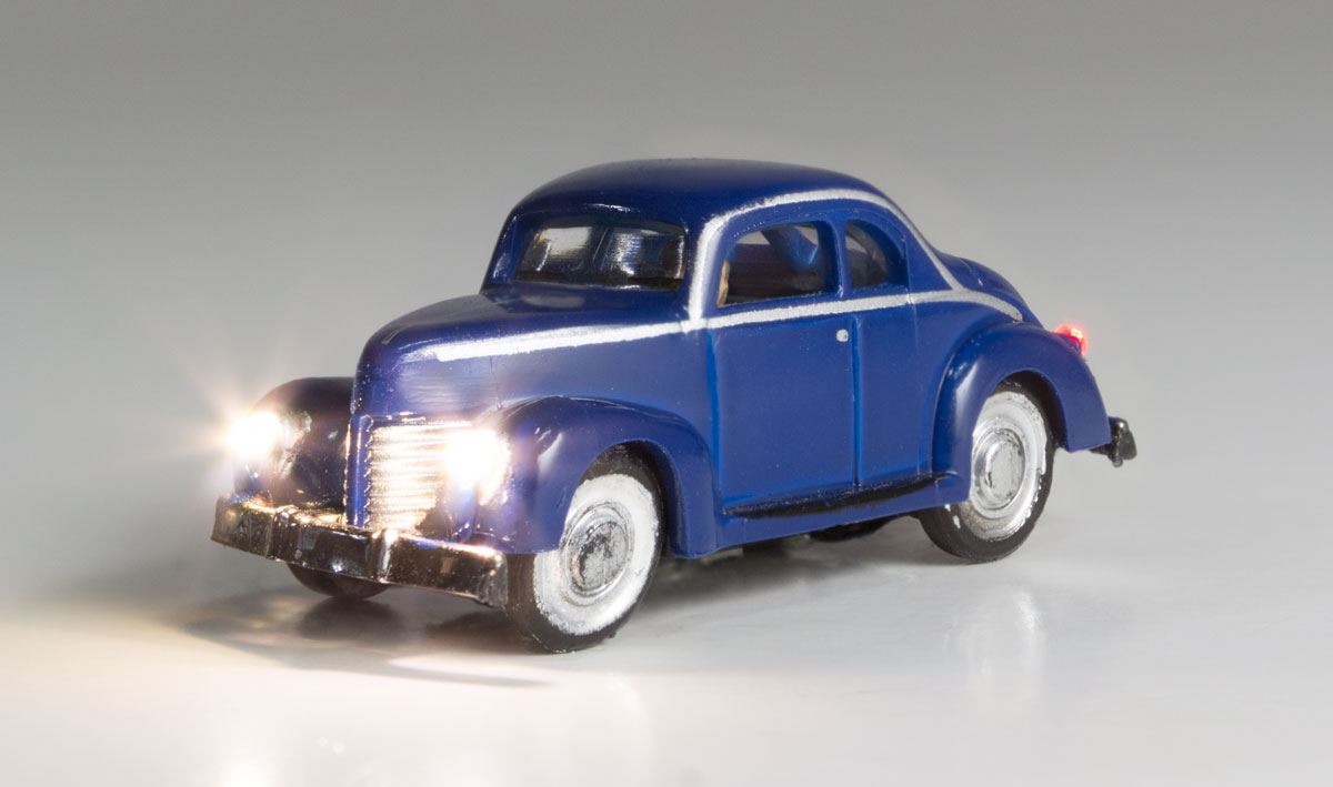 PKW Oldtimer Coupe blau beleuchtet